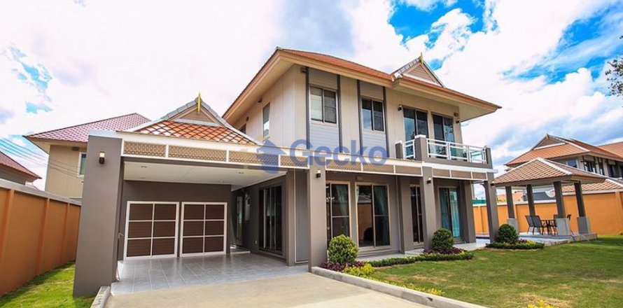 House in Pattaya, Thailand 4 bedrooms № 197222