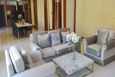 House in Pattaya, Thailand 3 bedrooms № 197220 - photo 2