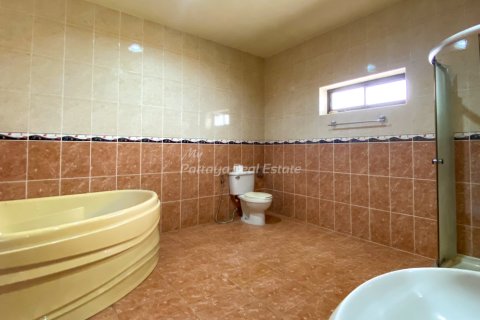 House in Bang Lamung, Thailand 4 bedrooms № 161087 - photo 8