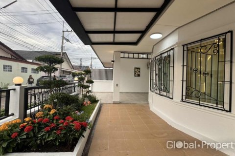 House in Pattaya, Thailand 3 bedrooms № 146576 - photo 1