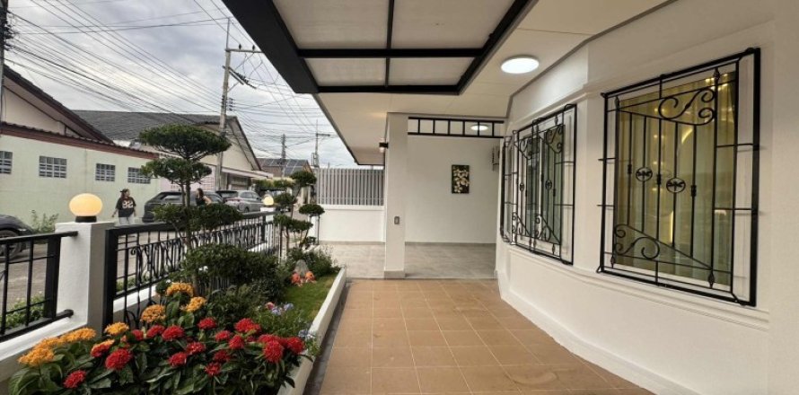 House in Pattaya, Thailand 3 bedrooms № 146576