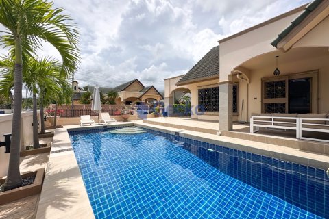 House in Pattaya, Thailand 3 bedrooms № 196190