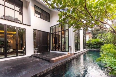 House in Bangkok, Thailand 4 bedrooms № 181242 - photo 1