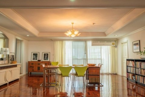 Condo in Bangkok, Thailand, 3 bedrooms  № 181246 - photo 2