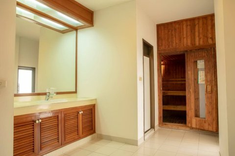Condo in Bangkok, Thailand, 3 bedrooms  № 181246 - photo 18