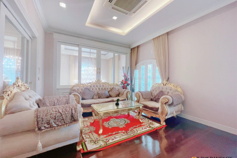 House in Bangkok, Thailand 4 bedrooms № 189436