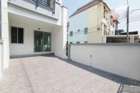 Таунхаус в Бангкоке, Таиланд с 3 спальнями  № 156041 - фото 2