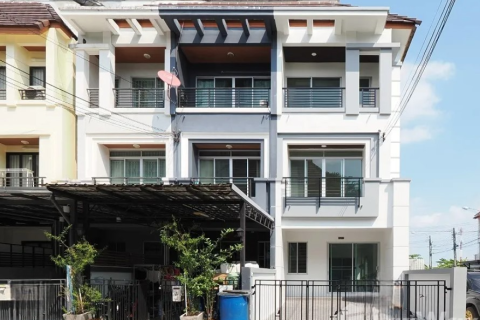 Таунхаус в Бангкоке, Таиланд с 3 спальнями  № 156041 - фото 1