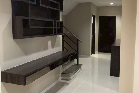 Townhouse in Pathum Thani, Thailand 4 bedrooms № 163085 - photo 2