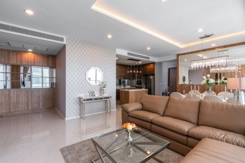 Condo in Bangkok, Thailand, 3 bedrooms  № 157581 - photo 2