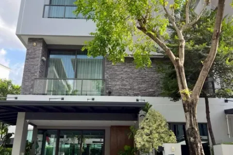 Casa de 4 dormitorios en Lat Phrao, Bangkok, Tailandia № 214524