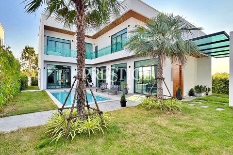 House in Pattaya, Thailand 4 bedrooms № 198285