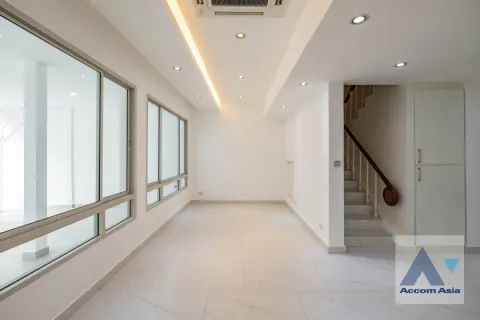 Casa de 4 dormitorios en Watthana, Bangkok, Tailandia № 214340 - foto 2