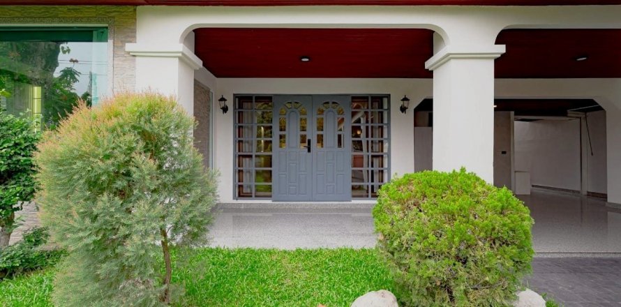 House in Phra Khanong, Bangkok, Thailand 6 bedrooms № 136010