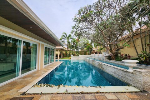House in Pattaya, Thailand 4 bedrooms № 223099