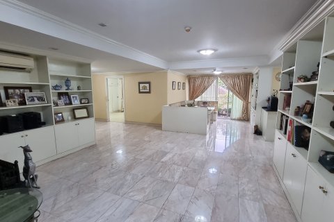 Condo à Watthana, Bangkok, Thaïlande, 3 chambres № 200791 - photo 13
