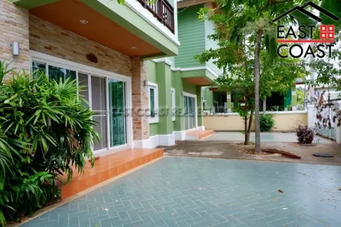 Casa de 5 dormitorios en Pattaya, Tailandia № 213118 - foto 2