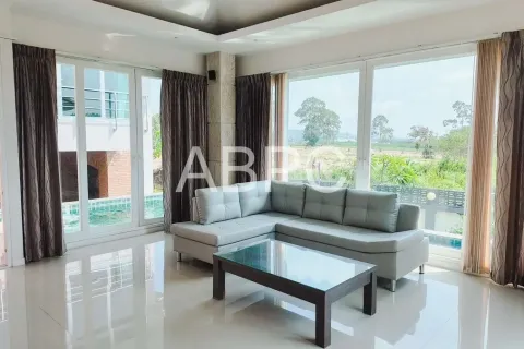 Casa de 4 dormitorios en Pattaya, Tailandia № 211558 - foto 3