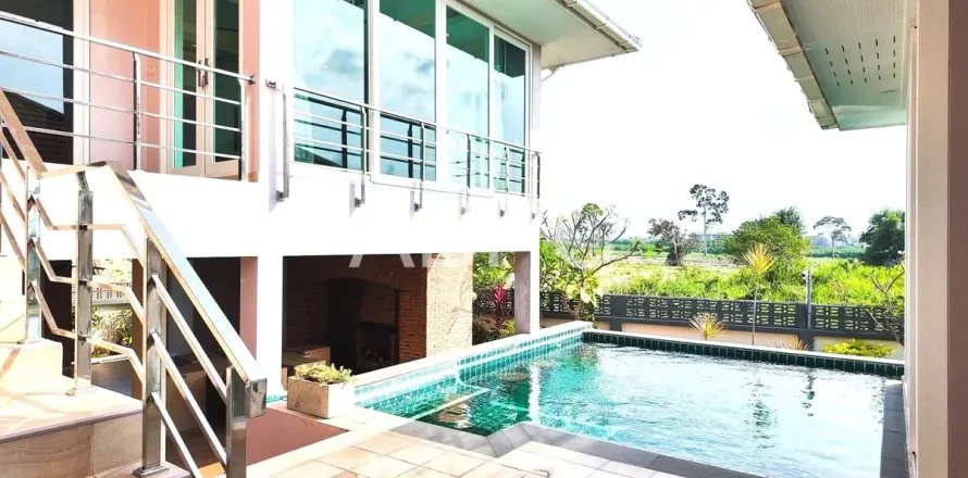 Casa de 4 dormitorios en Pattaya, Tailandia № 211558