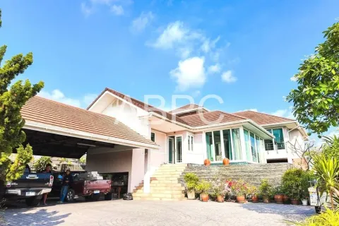 Casa de 4 dormitorios en Pattaya, Tailandia № 211558 - foto 4