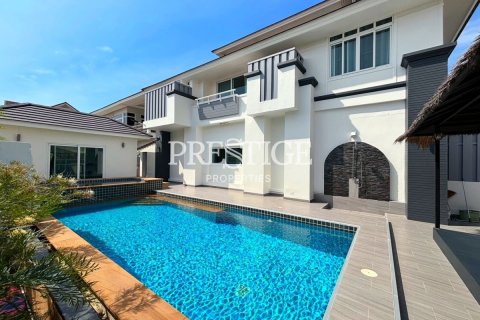 House in Pattaya, Thailand 5 bedrooms № 197741