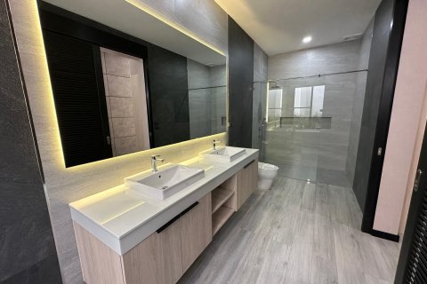 Villa in Phuket, Thailand 4 bedrooms № 146117 - photo 20