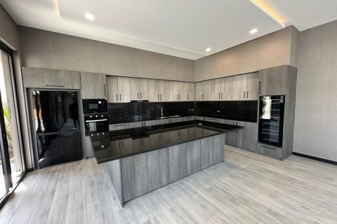 Villa in Phuket, Thailand 4 bedrooms № 146117 - photo 2