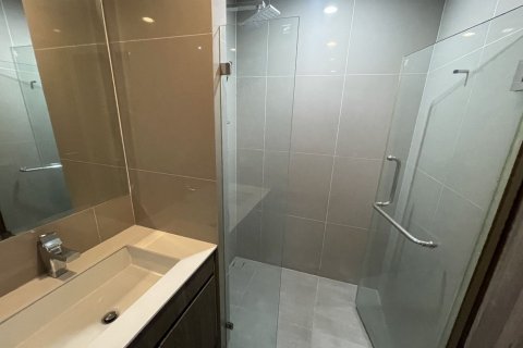 Condo in Huai Khwang, Bangkok, Thailand, 2 bedrooms  № 138027 - photo 11