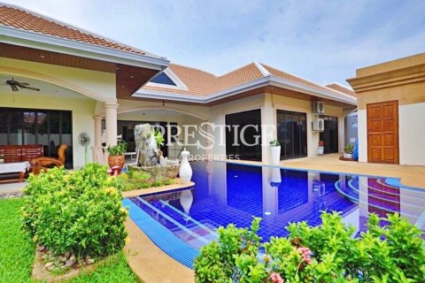 House in Pattaya, Thailand 3 bedrooms № 198176