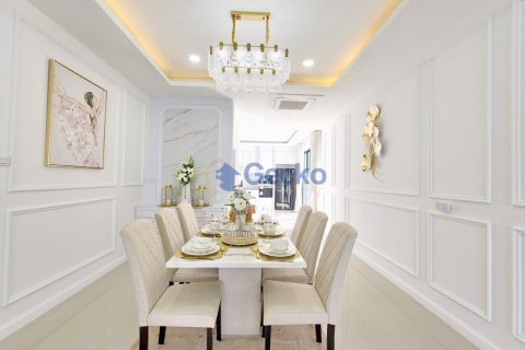 House in Pattaya, Thailand 3 bedrooms № 196130 - photo 13