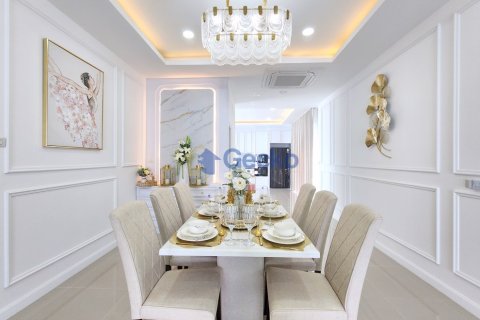 House in Pattaya, Thailand 3 bedrooms № 196130 - photo 11