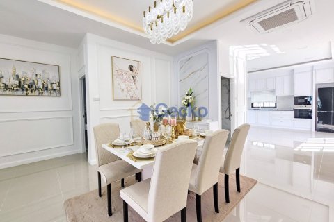 House in Pattaya, Thailand 3 bedrooms № 196130 - photo 12