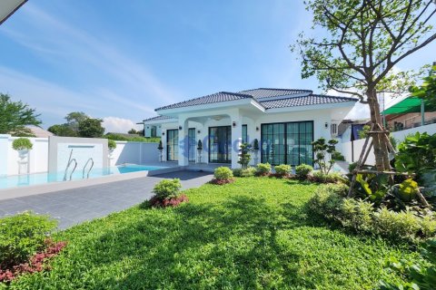 House in Pattaya, Thailand 3 bedrooms № 196130