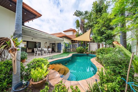 House in Pattaya, Thailand 4 bedrooms № 196129