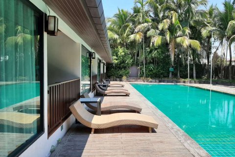 Commercial property in Chiang Mai, Thailand 2200 sq.m. № 162815 - photo 2