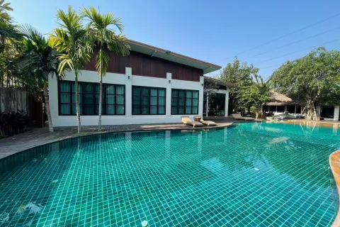 Commercial property in Chiang Mai, Thailand 2200 sq.m. № 162815 - photo 12