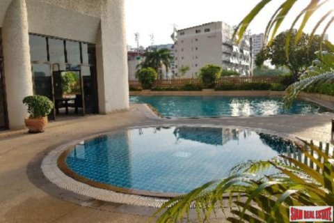 Apartment in Bangkok, Thailand 4 bedrooms № 193062