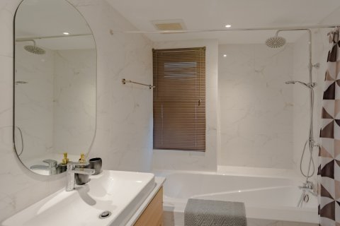 Condo in Bangkok, Thailand, 1 bedroom  № 142977 - photo 9