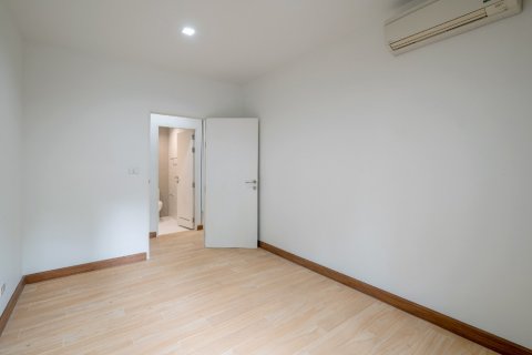 Condo in Bangkok, Thailand, 2 bedrooms № 142974 - photo 15