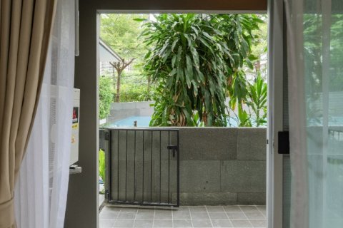 Condo in Bangkok, Thailand, 2 bedrooms № 142974 - photo 2