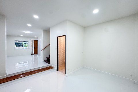 Townhouse in Wang Thonglang, Bangkok, Thailand 2 bedrooms № 160741 - photo 4