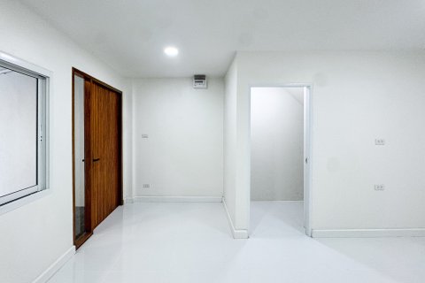 Townhouse in Wang Thonglang, Bangkok, Thailand 2 bedrooms № 160741 - photo 9