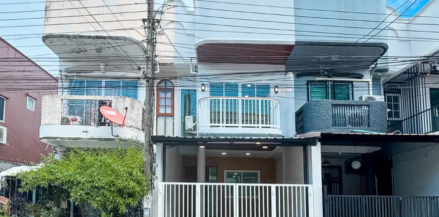 Townhouse in Wang Thonglang, Bangkok, Thailand 2 bedrooms № 160741