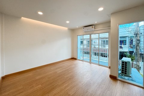 Townhouse in Wang Thonglang, Bangkok, Thailand 2 bedrooms № 160741 - photo 23