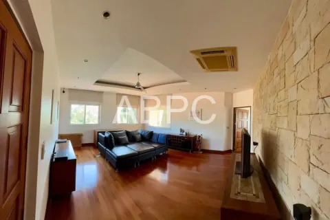 Casa de 5 dormitorios en Pattaya, Tailandia № 212055 - foto 2