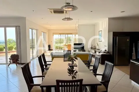 Casa de 5 dormitorios en Pattaya, Tailandia № 212055 - foto 3