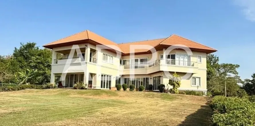 Casa de 5 dormitorios en Pattaya, Tailandia № 212055