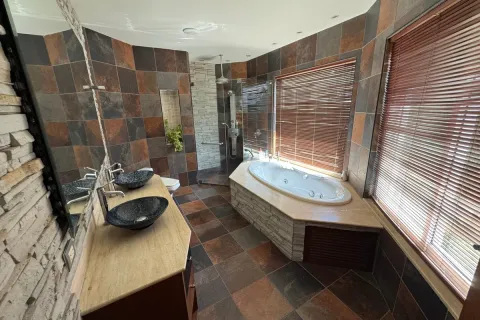Casa de 5 dormitorios en Pattaya, Tailandia № 212055 - foto 17