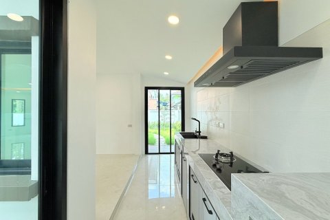 House in Phuket, Thailand 3 bedrooms № 156694 - photo 12