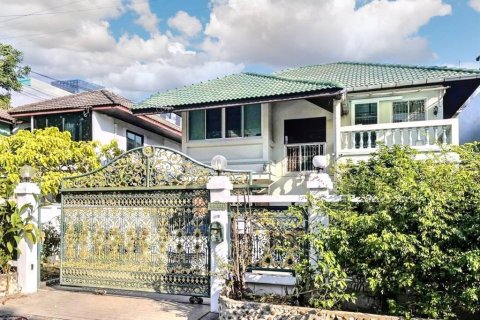 House in Bangkok, Thailand 4 bedrooms № 119242 - photo 1
